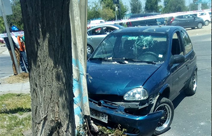 CONDUCTOR EMBISTE POSTE Y DEJA SIN ENERGIA ELECTRICA EL SECTOR PONIENTE