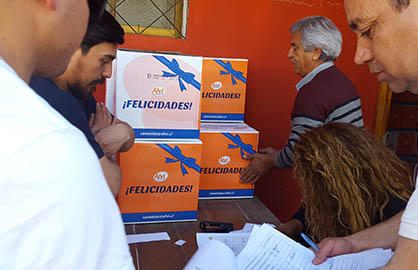 SINDICATO DE TRABAJADORES A HONORARIOS ENTREGA CAJA DE MERCADERIA A SOCIOS