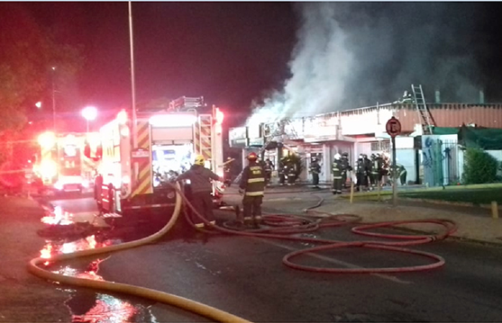 INCENDIO AFECTA A 5 LOCALES COMERCIALES EN CALLE PORTALES