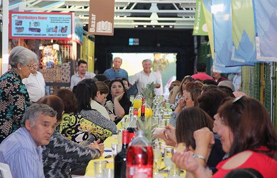 LOCATARIOS VARONES CELEBRAN A LAS MAMAS DEL MERCADO MUNICIPAL