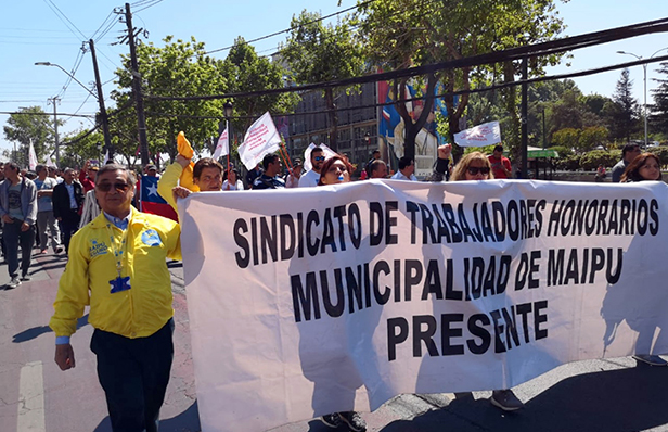 SINDICATO DE TRABAJADORES A HONORARIOS MARCHO POR CALLES CENTRALES DE MAIPU DANDO A CONOCER SUS PETICIONES AL GOBIERNO