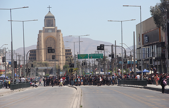 ESTUDIANTES SE TOMAN CALLES CENTRALES DE LA COMUNA DE MAIPU