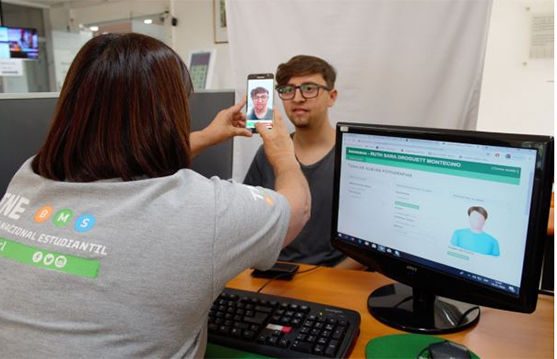 Junaeb Metropolitana llama a estudiantes a tomarse fotografía TNE, postular y renovar becas
