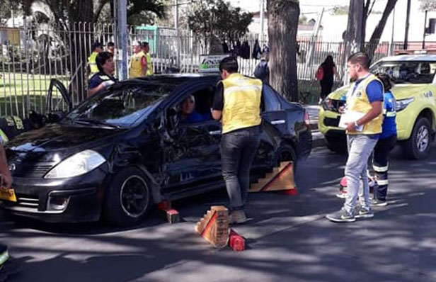 CUATRO LESIONADOS EN COLISION DE UN BUS CON UN TAXI COLECTIVO
