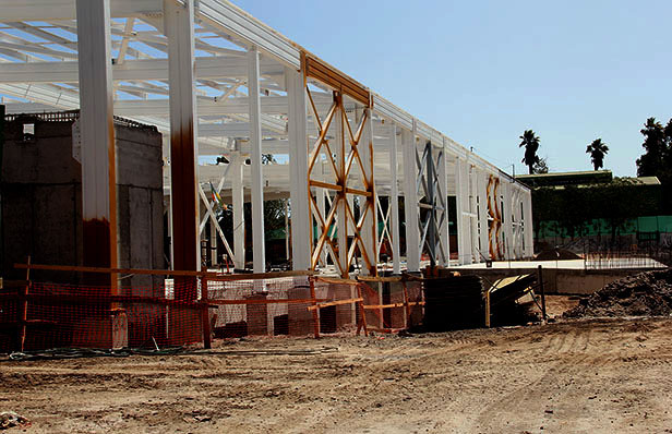 NUEVO MERCADO EN CONSTRUCCION CON OBRAS AVANZADAS