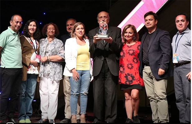 PADRE FERES RECIBE PREMIO EN SAN BERNARDO