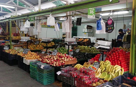 MERCADO MUNICIPAL ATIENDE VENTAS DE COMESTIBLES SIN AGLOMERACION