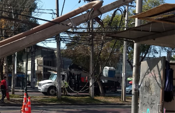 CAMION BOTA POSTE EN AV. PAJARITOS
