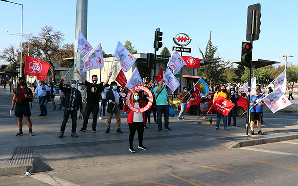 BANDERAZO EN PLAZA MAIPU POR EL APRUEBO
