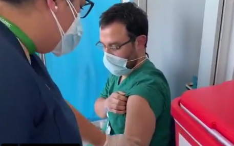  MEDICO DEL HOSPITAL EL CARMEN ES EL PRIMERO EN RECIBIR LA VACUNA COVID 19 EN MAIPU