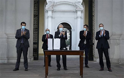 PRESIDENTE PROMULGA REFORMA CONSTITUCIONAL QUE POSTERGA ELECCIONES