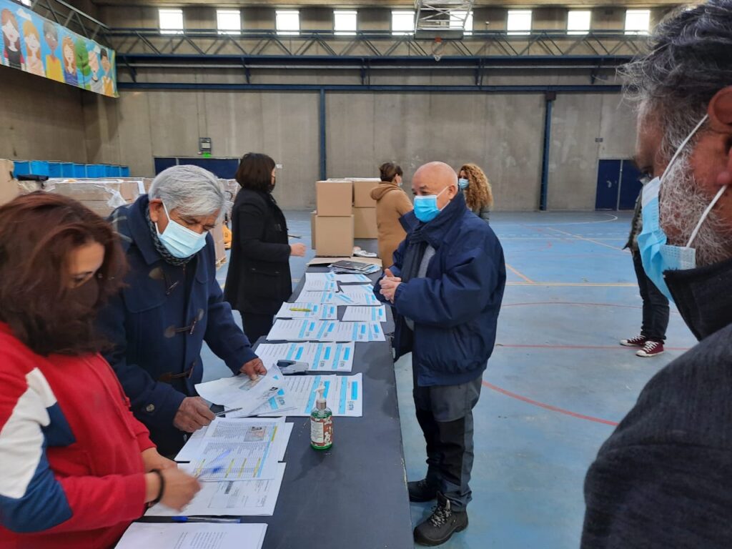 ENTREGA DE CAJA SOLIDARIA A SOCIOS DE STH