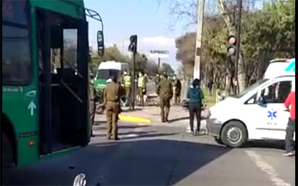 DOS CARABINEROS HERIDOS EN COLISION CON BUS