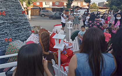 PASCUERO VISITO A NIÑOS DE LA VILLA ROSA O´HIGGINS