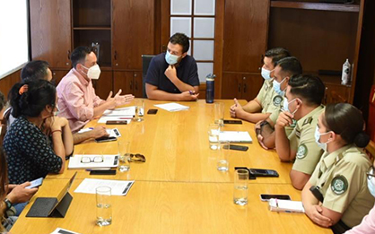 ALCALDE SE REUNE CON NUEVOS COMISARIOS DE CARABINEROS