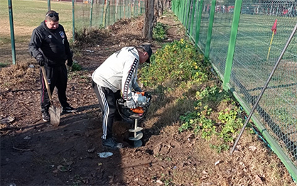 CAÑON ALONSO PLANTA 60 ARBOLES EN EL CIERRE PERIMETRAL DE SU ESTADIO