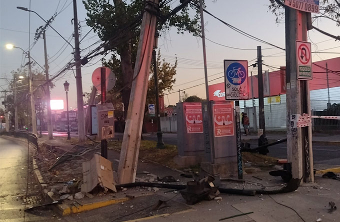 VEHICULO CHOCA UN POSTE  FRENTE AL CONSISTORIAL