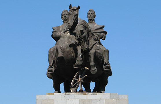 OFRENDAS FLORALES EN MONUMENTO AL ABRAZO DE MAIPU