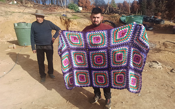 TEJEDORAS DE MAIPU ENTREGAN AYUDA EN LA OVEJERIA