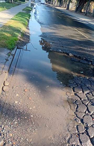 4 MESES DE FUGA DE AGUA EN STA. CORINA