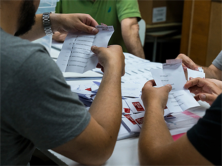 Llega al Senado proyecto que entrega un día libre a vocales de mesa