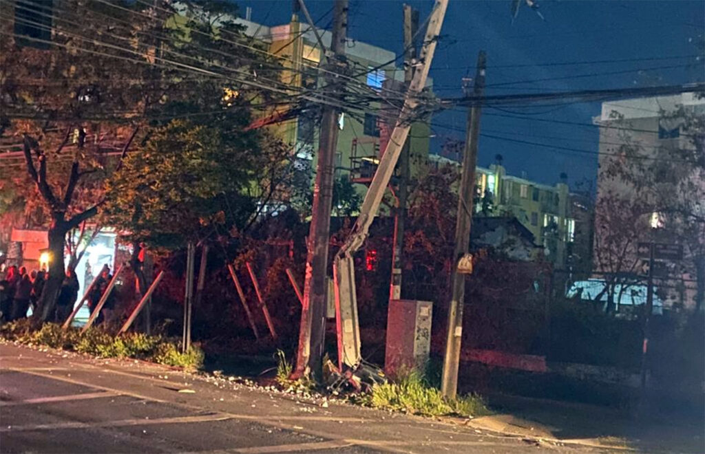 CHOQUE A POSTE DEJAN SIN LUZ A VECINOS