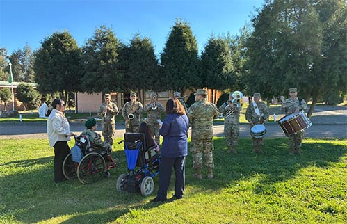 Joven con parálisis cerebral cumple su sueño en jornada militar en Los Ángeles