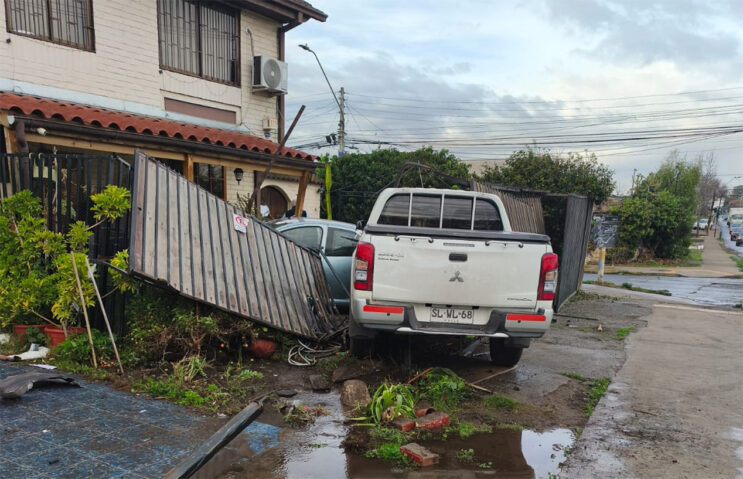 VEHICULO SE ESTRELLA CONTRA UNA REJA